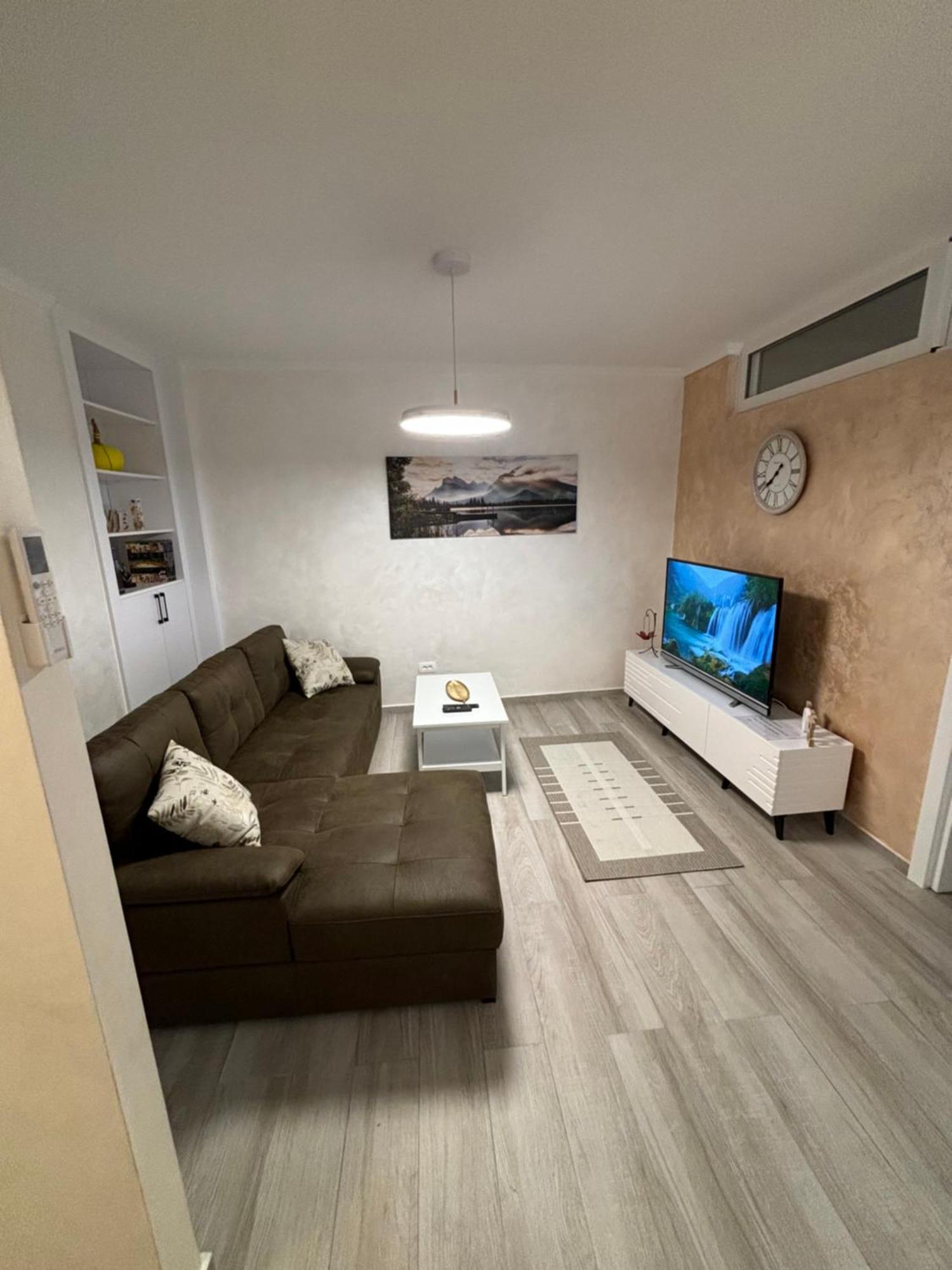 Petar Apartment พอดโกริกา ภายนอก รูปภาพ